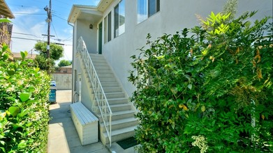 10526 Moorpark Street in Toluca Lake, CA - Building Photo - Building Photo