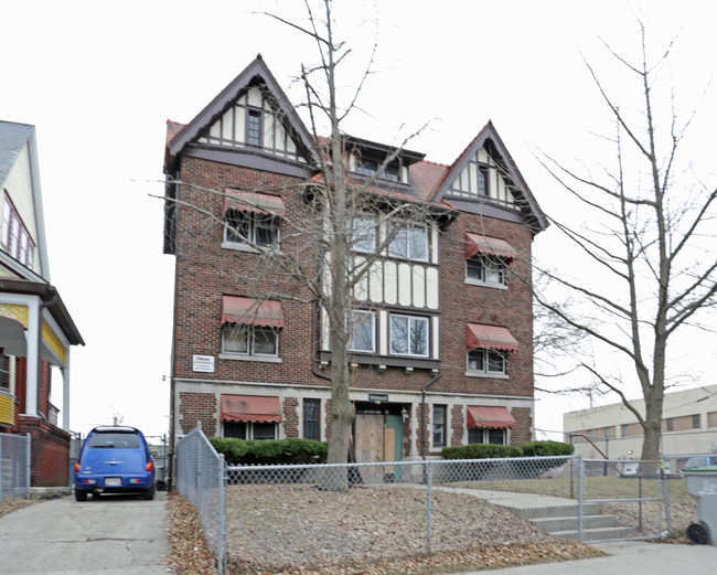 Oakwood Apartments in Milwaukee, WI - Foto de edificio - Building Photo