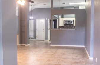 13106 Hollowcreek Park Dr in Houston, TX - Building Photo - Building Photo