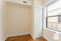 1460 W Byron St, Unit 3 in Chicago, IL - Building Photo - Building Photo