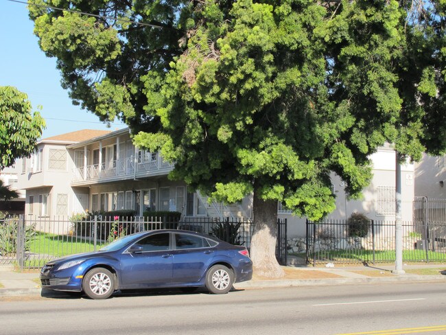 3963-3965 S Normandie Ave in Los Angeles, CA - Foto de edificio - Building Photo