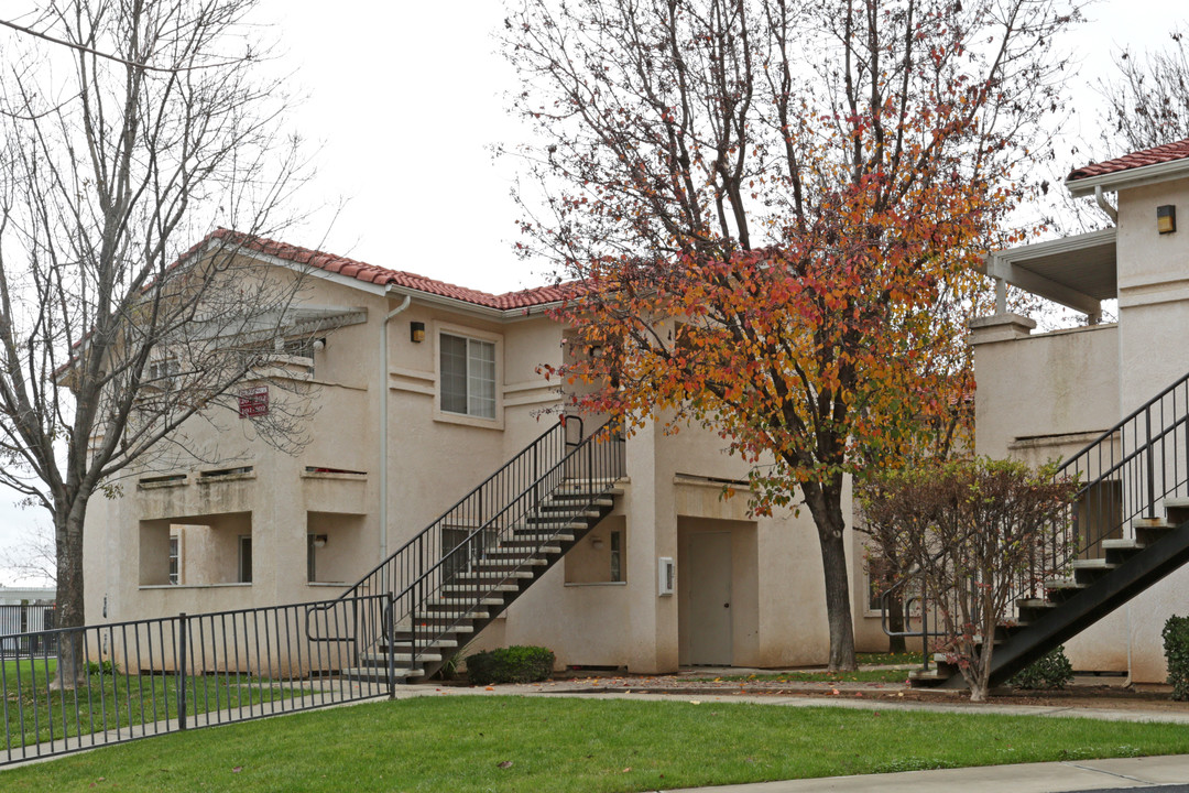 Creekside Apartments in Madera, CA - Foto de edificio