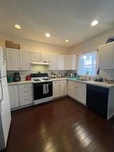 112 W 7th St, Unit 1 in Boston, MA - Building Photo - Building Photo