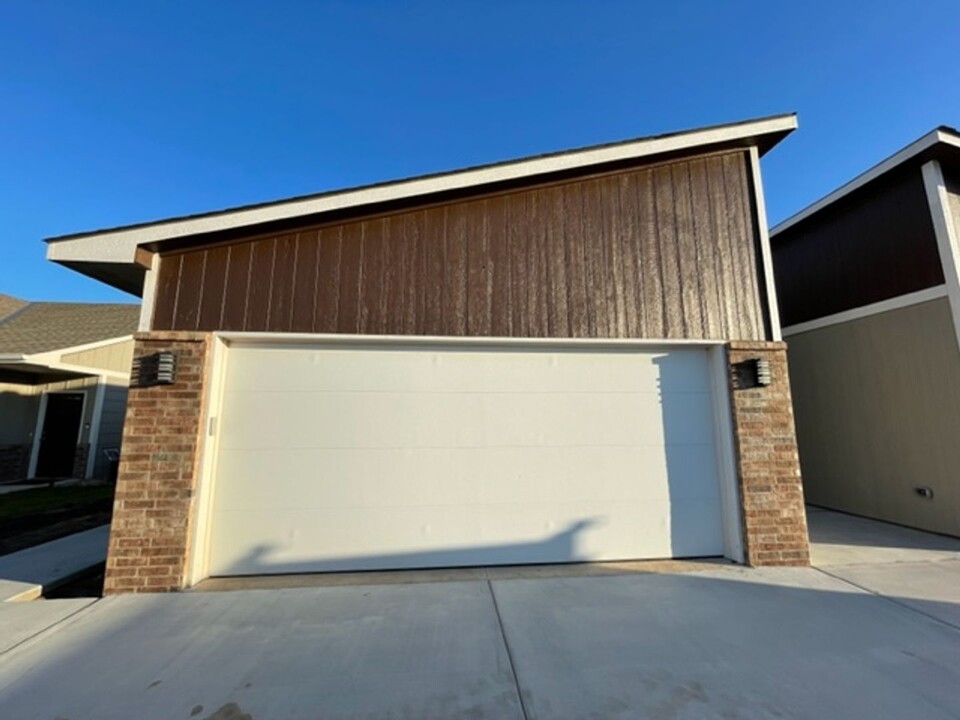 12129 W Cora St-Unit -12131 Cora in Wichita, KS - Building Photo