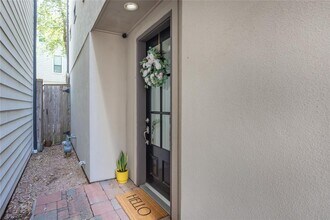 8817 Lakeshore Bend Dr in Houston, TX - Building Photo - Building Photo