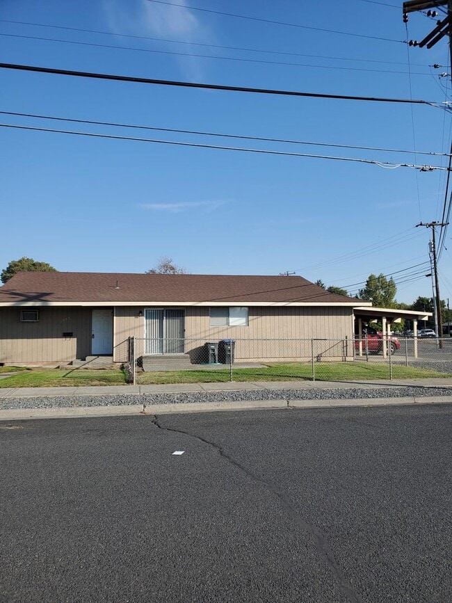 property at 1047 W Rose Ave