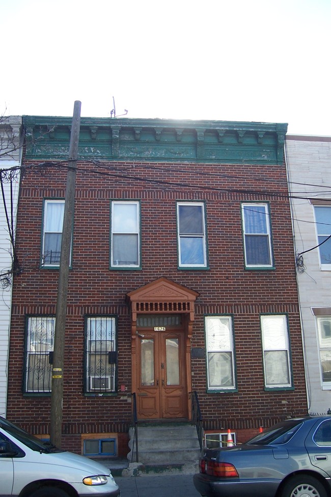 1676 George St in Flushing, NY - Foto de edificio - Building Photo