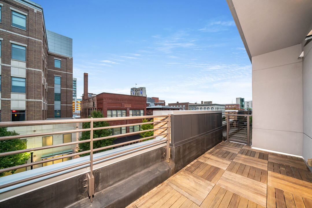 Peregrine Plaza in Kalamazoo, MI - Building Photo