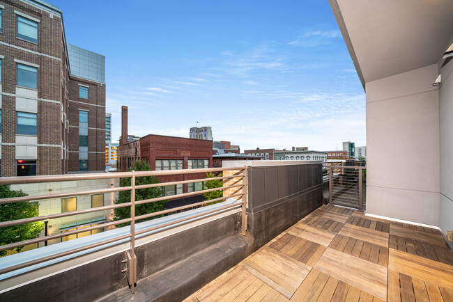 Peregrine Plaza in Kalamazoo, MI - Foto de edificio - Building Photo