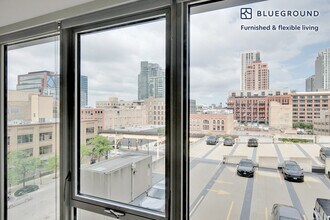 165 N Desplaines St in Chicago, IL - Building Photo - Building Photo