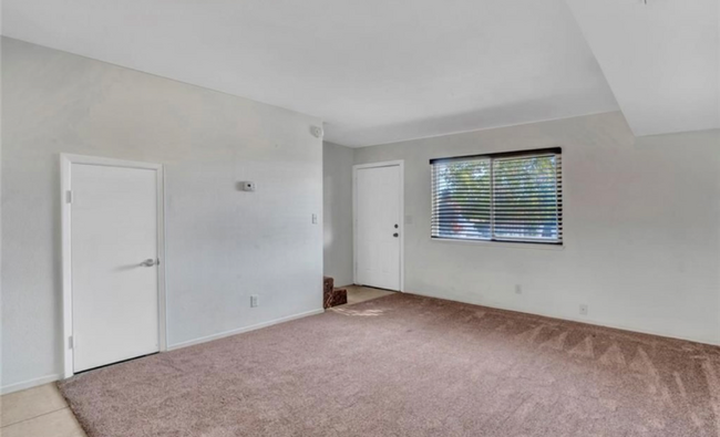 1541 Saylor Way in Las Vegas, NV - Building Photo - Building Photo
