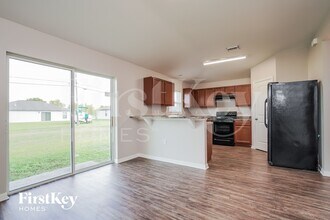 1123 SW 16th Terrace, Unit 40 in Cape Coral, FL - Building Photo - Building Photo