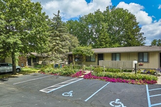 Garden Court Apartments in Monroe, MI - Foto de edificio - Building Photo