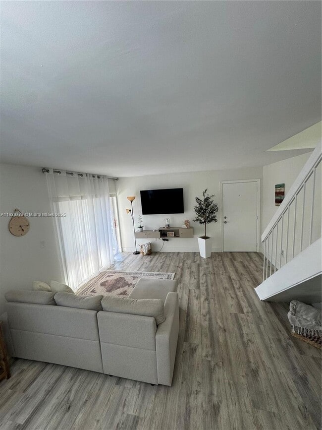 1570 W 46th St in Hialeah, FL - Building Photo - Building Photo