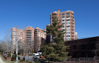 The Fallswood in North Bethesda, MD - Foto de edificio - Building Photo