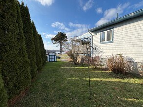 29 Newport Ave in Middletown, RI - Foto de edificio - Building Photo