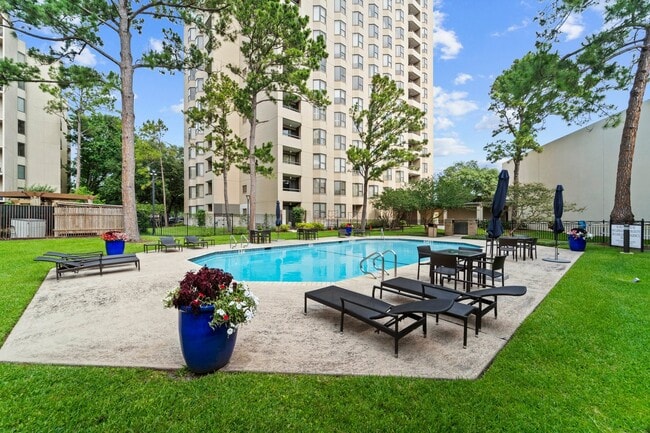 651 Bering Dr in Houston, TX - Building Photo - Building Photo