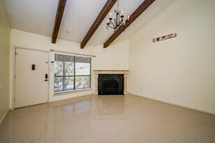 1100 Augusta Dr in Houston, TX - Building Photo