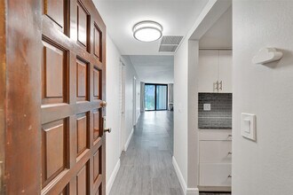 3800 N Hills Dr in Hollywood, FL - Building Photo - Building Photo