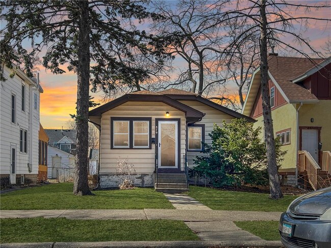 property at 879 19th Ave SE
