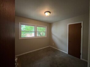 8624 SE Market St, Unit A in Portland, OR - Foto de edificio - Building Photo