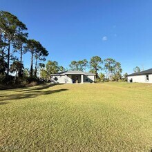 575 Oakshire Ln in Lehigh Acres, FL - Foto de edificio - Building Photo