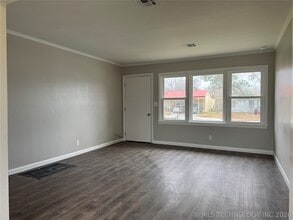 6305 E Newton St in Tulsa, OK - Foto de edificio - Building Photo