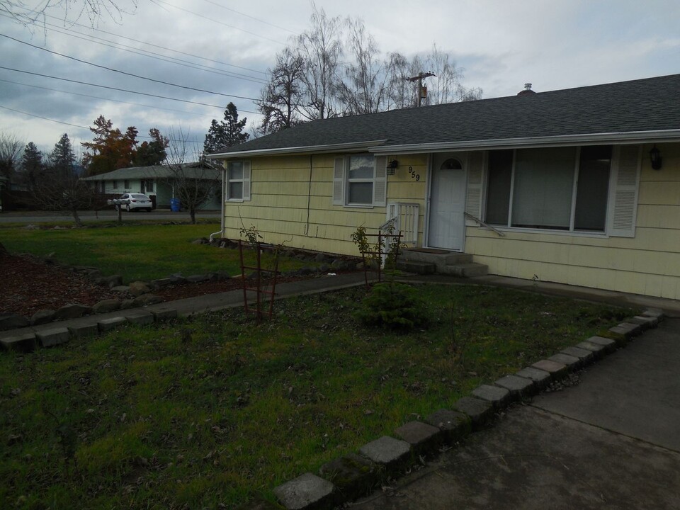 959 W First Ave in Sutherlin, OR - Building Photo