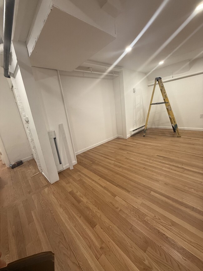 684 Parker St, Unit 1 in Roxbury Crossing, MA - Foto de edificio - Building Photo