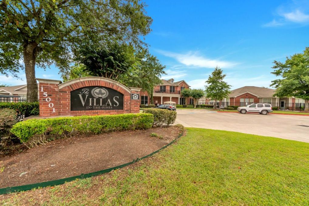 The Villas in the Pines in Houston, TX - Building Photo