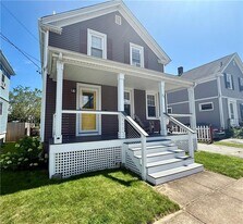 31 Russell Ave in Newport, RI - Building Photo
