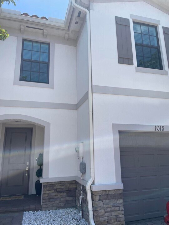 1015 Willow Pl in Riviera Beach, FL - Building Photo