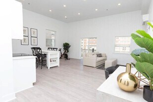 211 St Paul St in Baltimore, MD - Building Photo