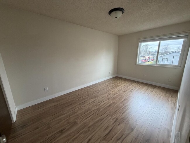 225 N 8th St in Central Point, OR - Building Photo - Building Photo