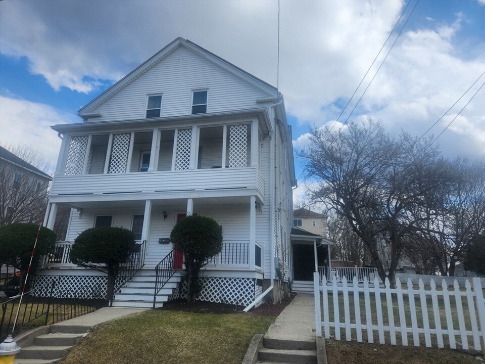 45 Elm St in Webster, MA - Building Photo