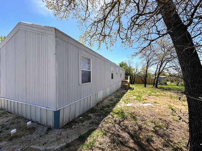 260 Lark Meadow Dr, Unit Unit A in Bridgeport, TX - Building Photo - Building Photo