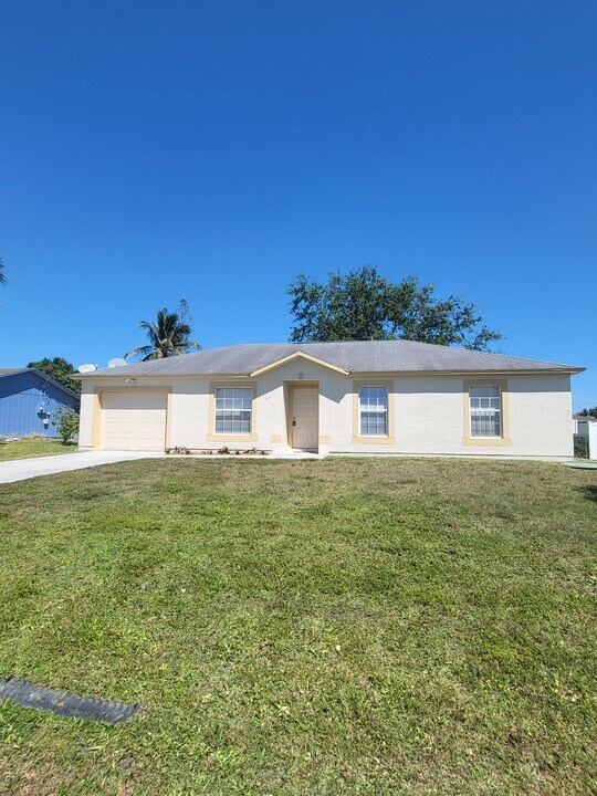 1167 SW Curtis St in Port St. Lucie, FL - Foto de edificio