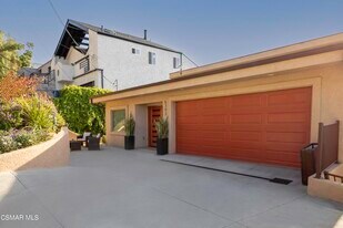 5293 Calatrana Dr in Woodland Hills, CA - Building Photo