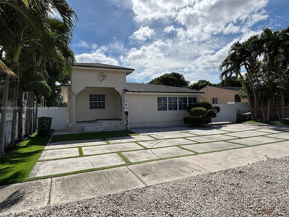 30 E 44th St in Hialeah, FL - Foto de edificio