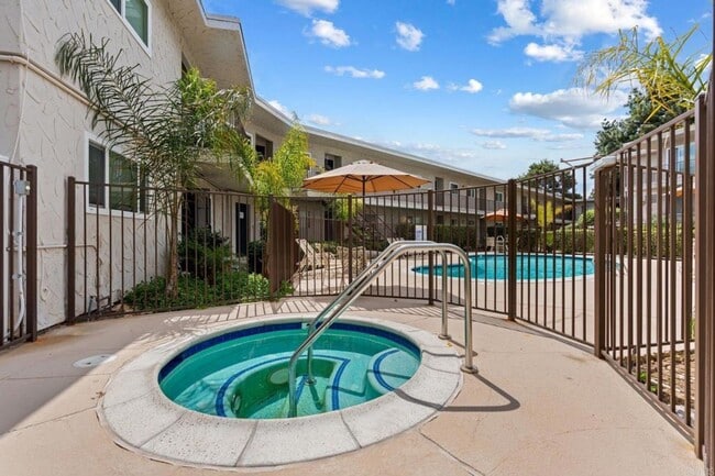 8220 Vincetta Dr in La Mesa, CA - Foto de edificio - Building Photo