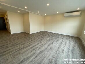 1028a Commonwealth Ave, Unit 303 in Boston, MA - Foto de edificio - Building Photo