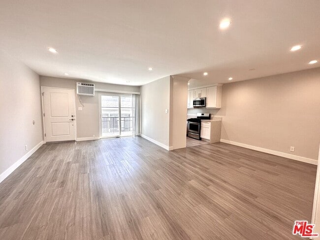 1051 S Sherbourne Dr in Los Angeles, CA - Building Photo - Building Photo