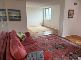 501 Slaters Ln in Alexandria, VA - Building Photo