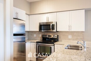 10136-2104 104 St NW in Edmonton, AB - Building Photo