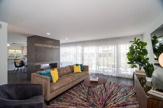 70400 Los Pueblos Way in Rancho Mirage, CA - Foto de edificio - Building Photo