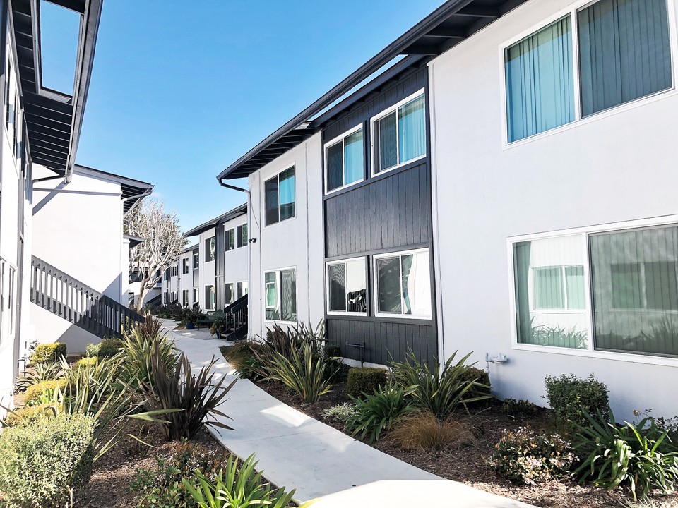 Ivy at Carrillo in Santa Barbara, CA - Building Photo