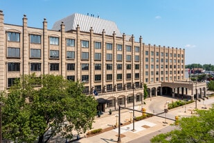 St Regis House Apartments in Detroit, MI - Building Photo