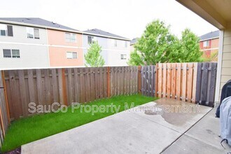 445 NE Tork Pl in Hillsboro, OR - Building Photo - Building Photo