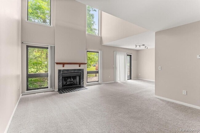 644 Ashley Cir E in Rochester Hills, MI - Foto de edificio - Building Photo