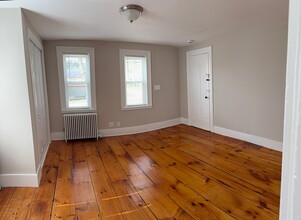 15 Swamscott St, Unit #2 in Newfields, NH - Foto de edificio - Building Photo